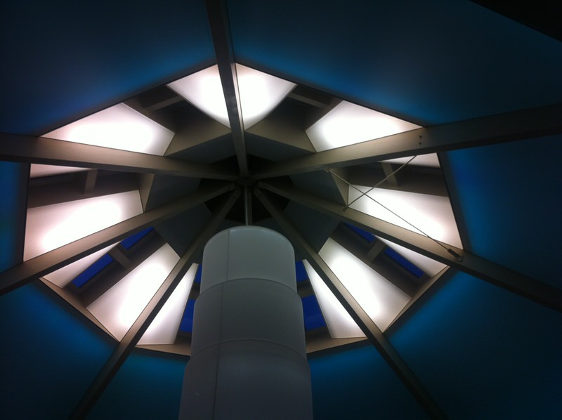 A felső bevilágító ablakok fényének pótlása este álmennyezet világítással.