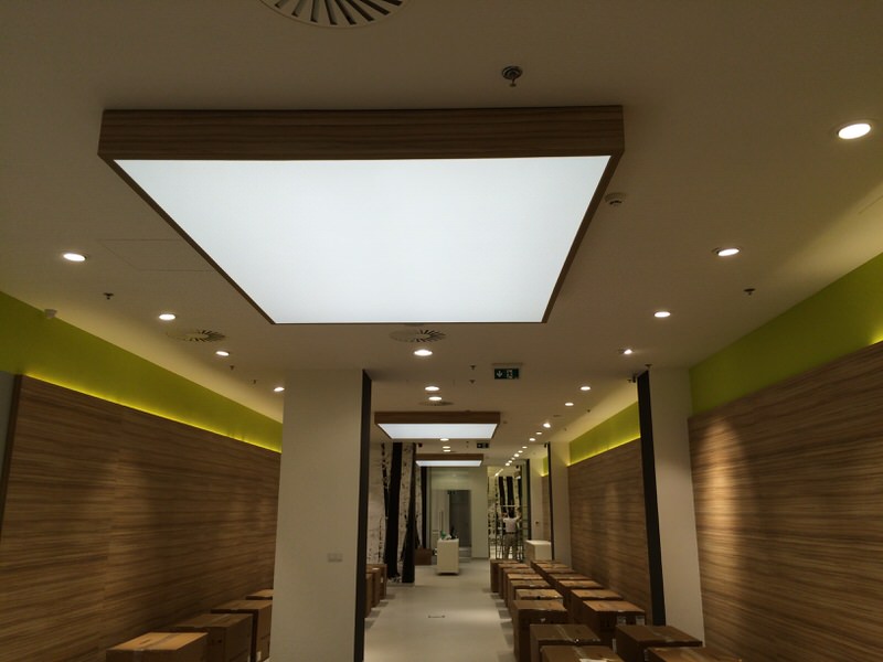 A különböző világítási effektek összehangolása. Derítő ledszalag, mennyezeti mélysugárzó és  átvilágítós feszített fólia.