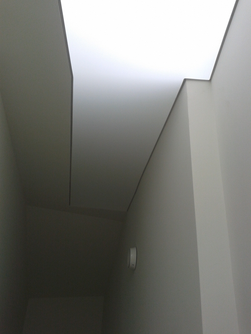 Bevilágító ablak alatti zegzugos rész takarása átvilágítós fóliával, egybeolvasztva a mennyezettel.