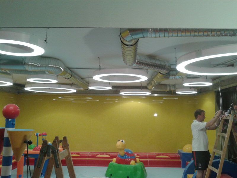 Átvilágítós fólia feletti ledes karikák szerelés közben.