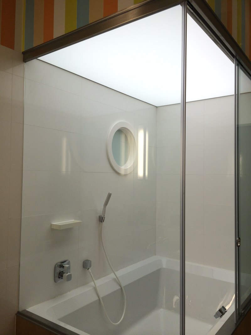 Álmennyezet világítás feszített fóliával gyermek fürdőkád felett.