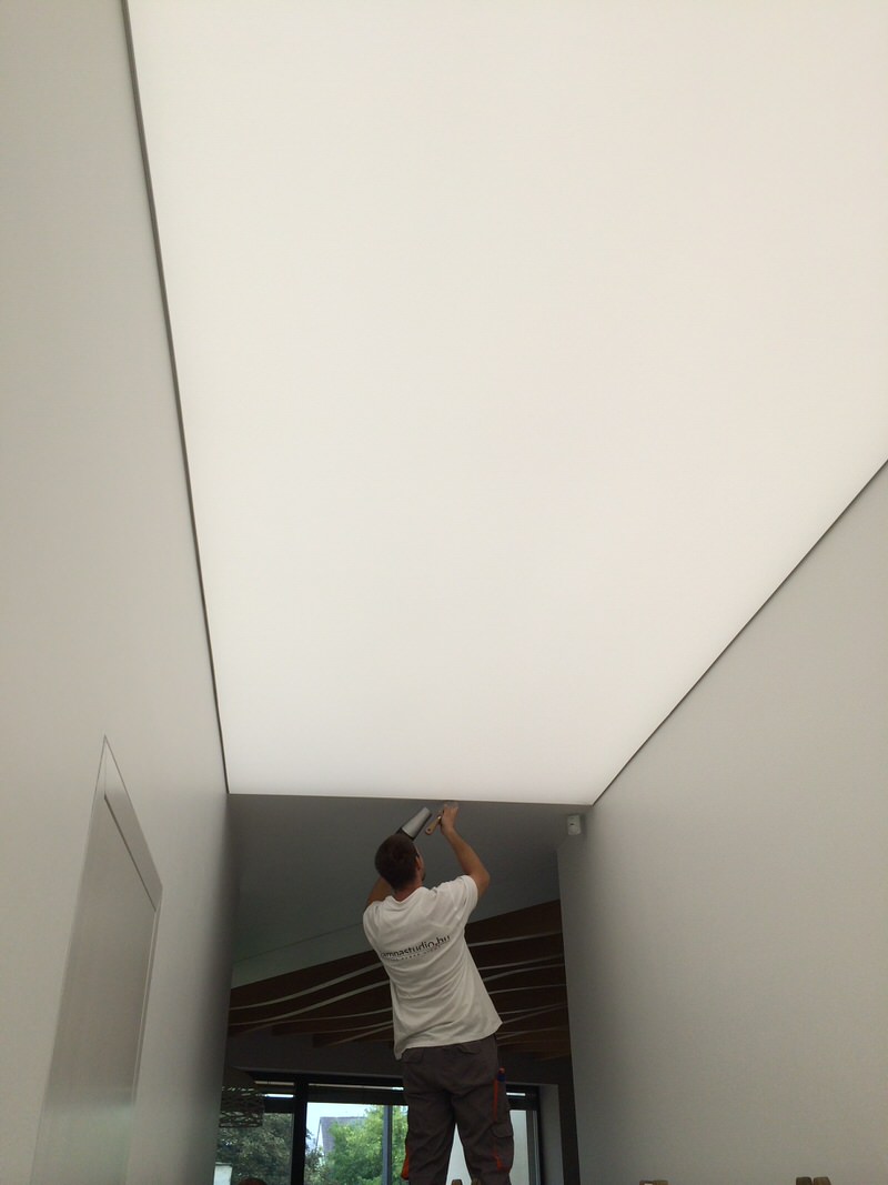 Folyosó egyenletes bevilágítása szabályozottan, feszített álmennyezet világítással.