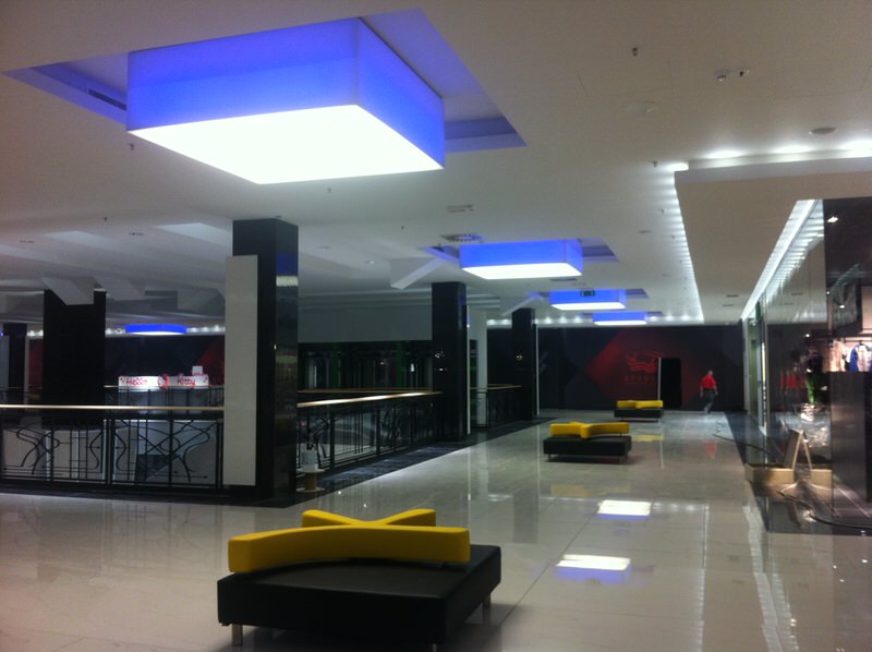 Pláza RGB lámpatest feszített fóliával.