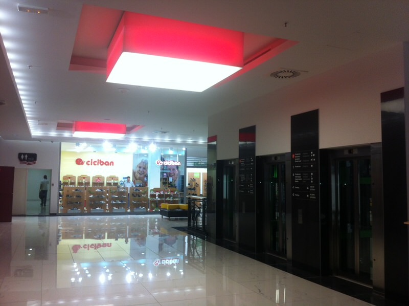 Plázavilágítás 3D feszített fóliás kivitelben. Belül fehéren világít, oldalt RGB színváltós ledes rendszerszínesíti a környezetet.