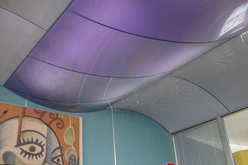 Perforált Barrisol akusztikai fólia megjelenése némi háttérvilágítással.