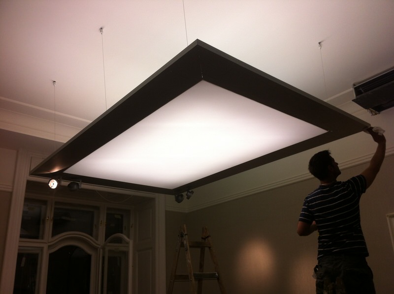 Eredetileg keretvilágító lámpatest közepének kiegészítése átvilágítós fóliával.