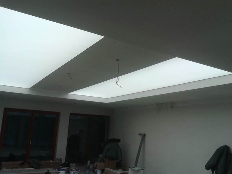 Edzőterem álmennyezet világítása. Feszített fólia fénycsöves háttérrel.