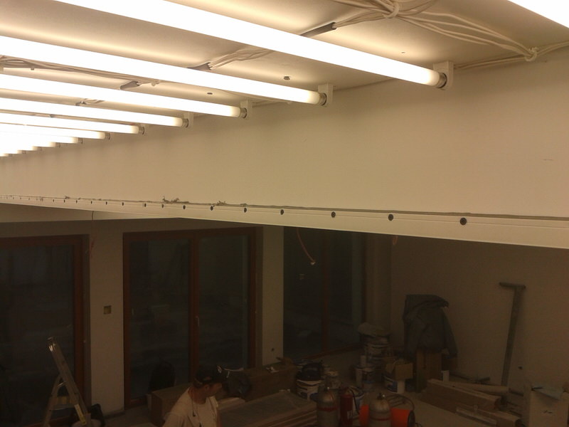 Feszített fólia feletti fénycsöves rendszer. A látvány ilyesztő lenne, ha nem szabályoznánk vissza a csöveket.