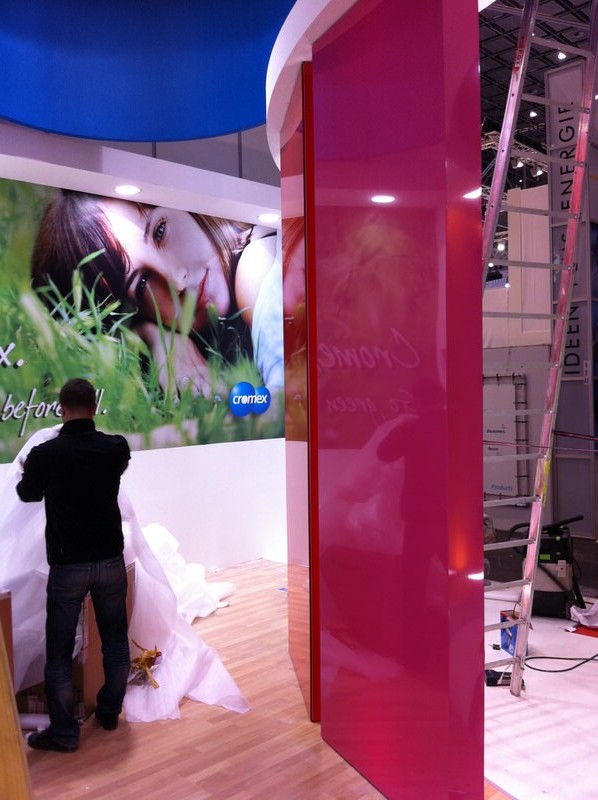 Kiállítás nyitás elõtti pillanatban, feszített Barrisol fóliás 3D térelválasztó elemmel.