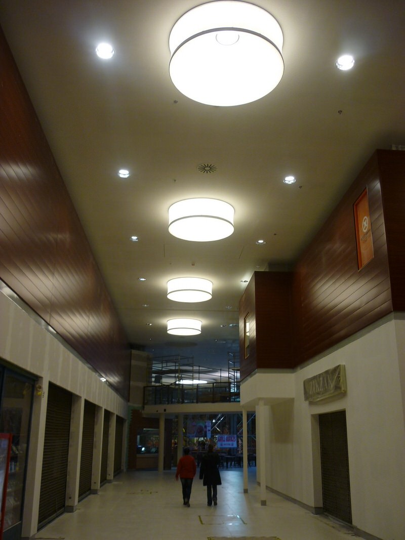 Pólus center világító lámpakarikái.