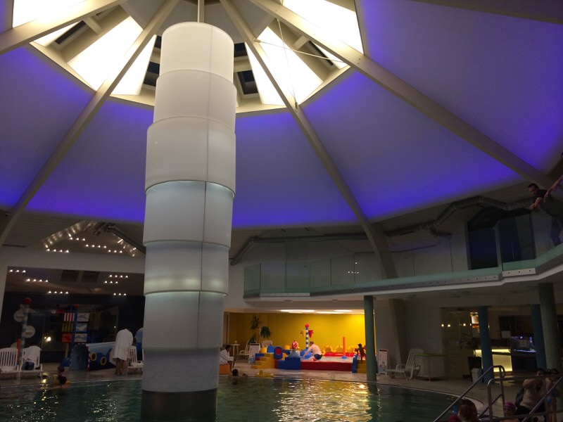 Medencetér kiszínezve álmennyezet világítással.