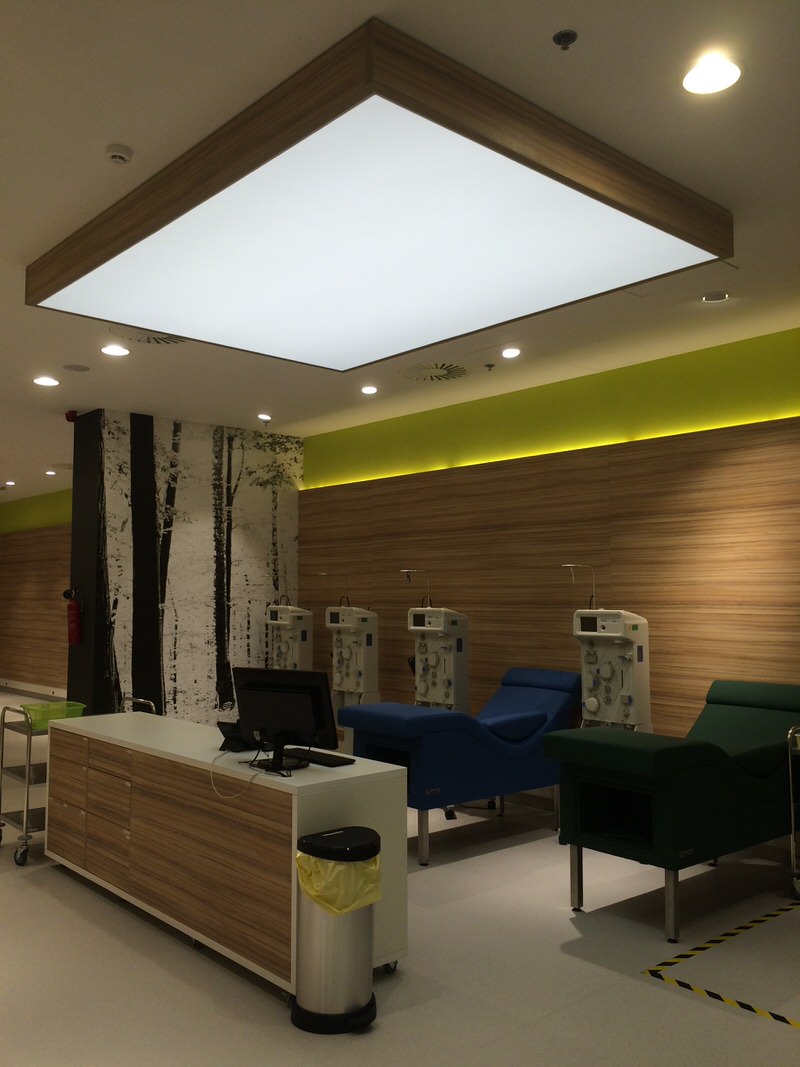 Dobozolt átvilágítós lámpatest egészségügyi térben.