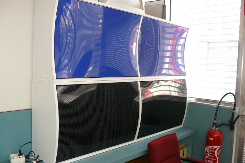 Ahogy a Barrisol fényes feszített fólia hullámzik, lekövetve a profil vonalát.