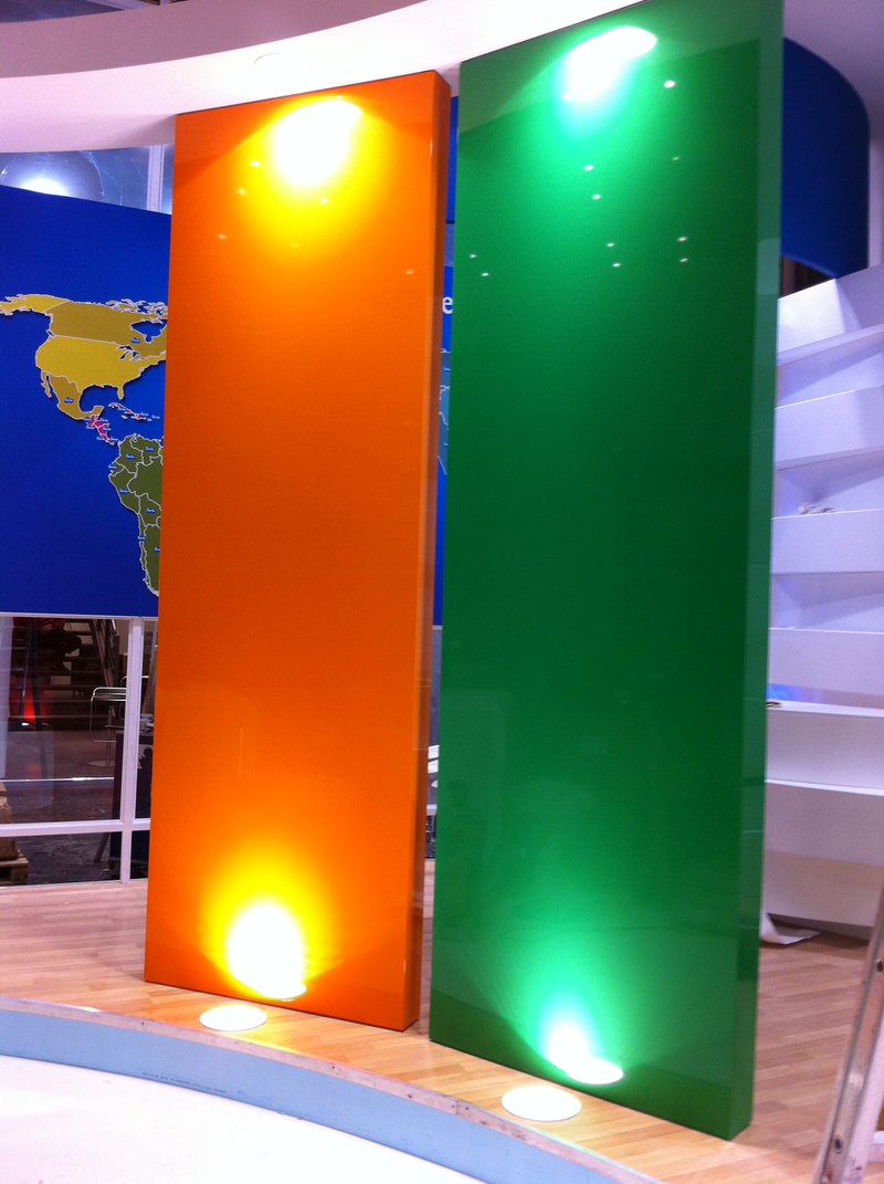 Kiállítás installáció térelválasztó elemmel. Fényes Barrisol fólia 3D kereten.