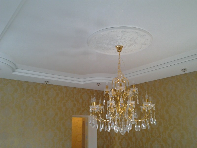 Fényes feszített Barrisol fólia álmennyezet két síkban kivitelezve.