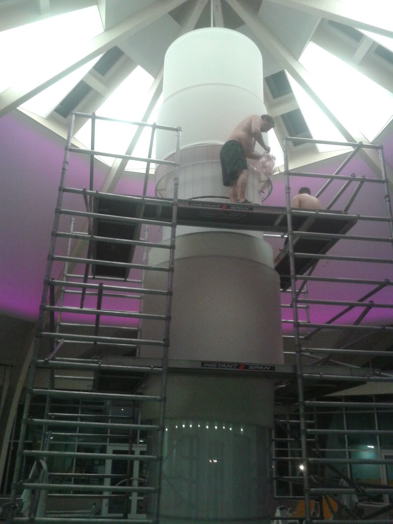 Kivitelezés közben a medence felett.