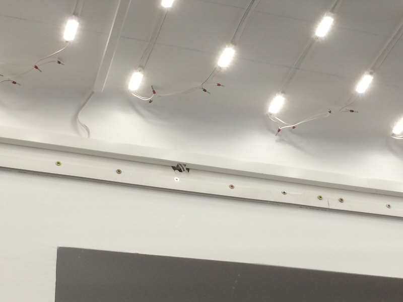 Led háttérvilágítás falra szerelt mûanyag profillal, rések tömítése elõtt.