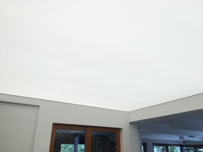 Igazán nagyvonalú megoldás a nappali teljes mennyezetének átvilágítása.