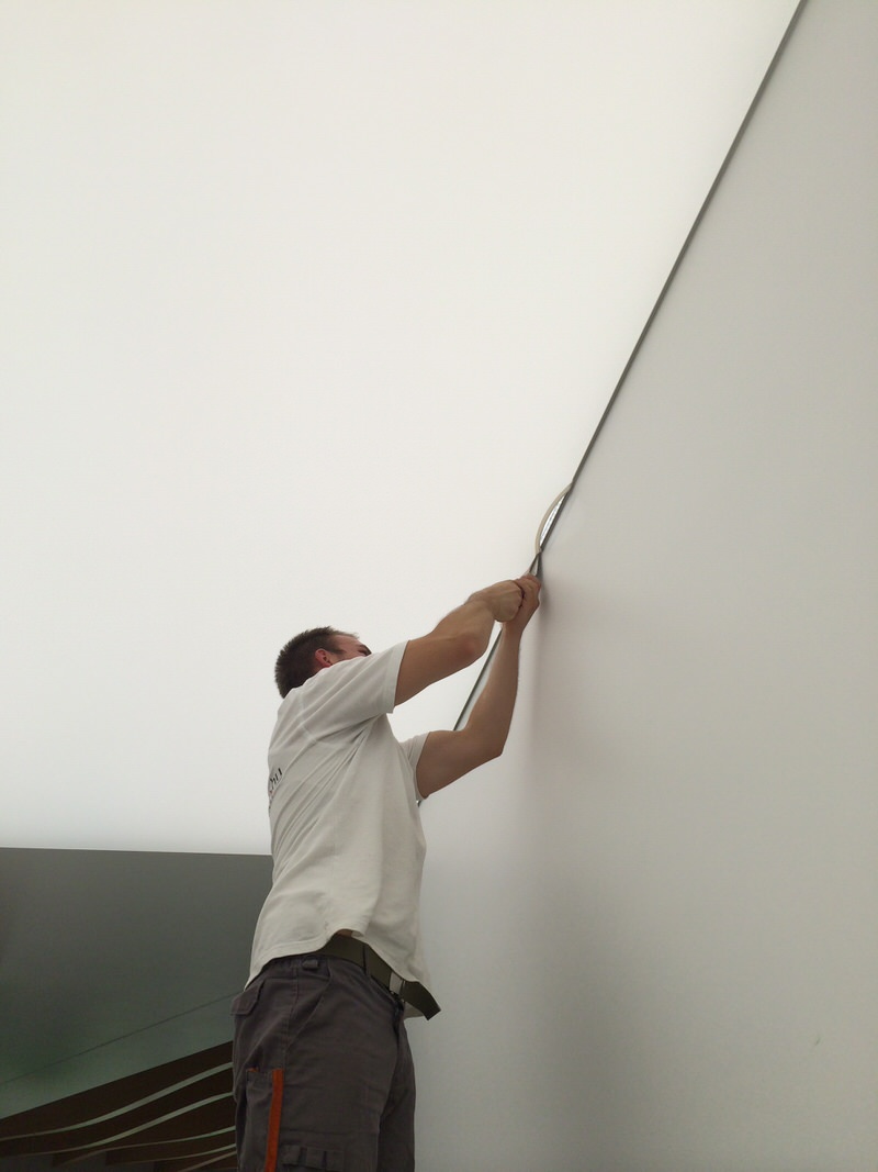 Az utolsó mozdulatok fólia feszítés közben.