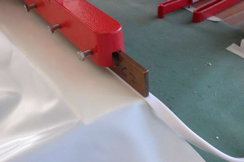 Gyártási folyamat. Harpoon hegesztése fóliához.