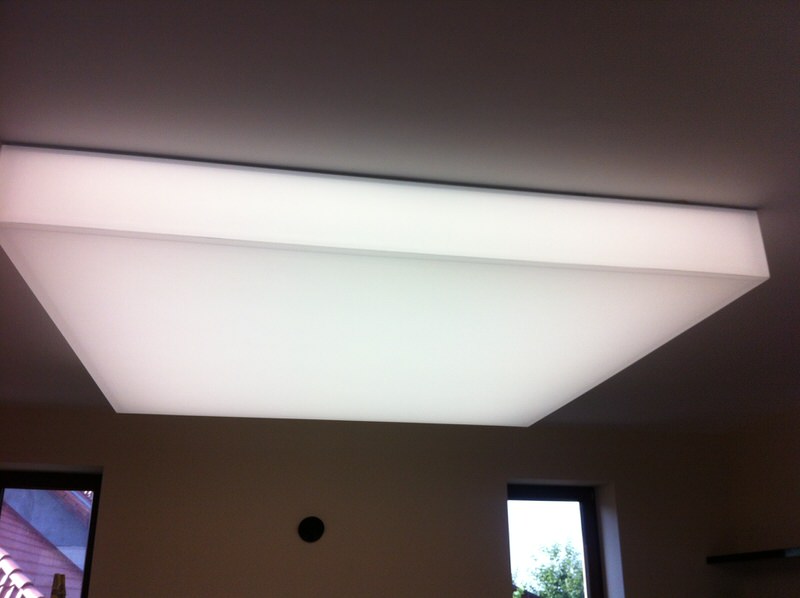 Hasáb alakú nappali lámpatest. Természetesen szabályzott kivitelben.