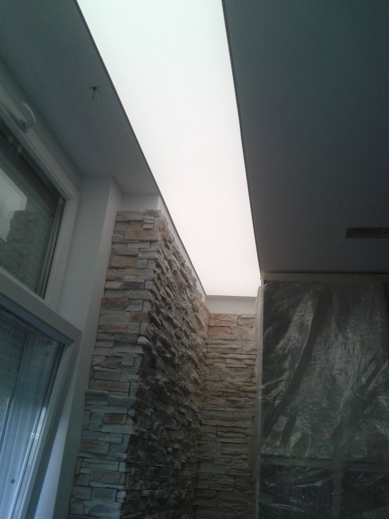 Konyhai pultvilágítás álmennyezet világítással.