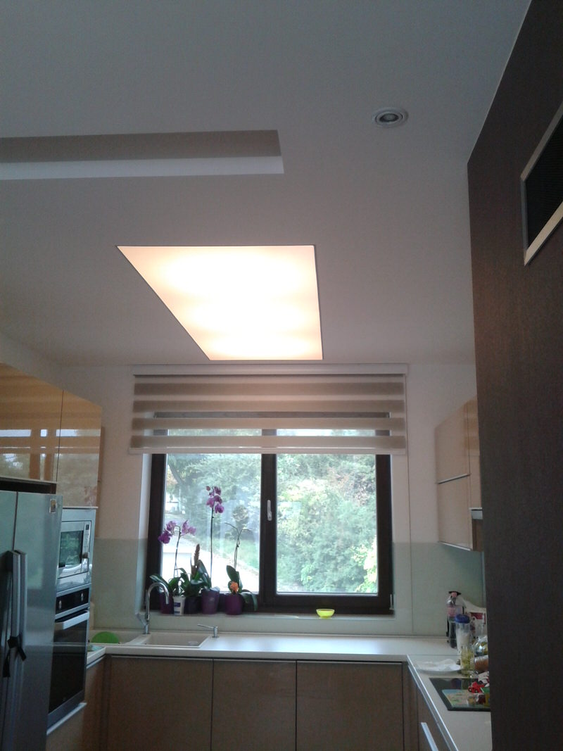 Jó példa arra, hogy NE! Ledpanel és feszített fólia együtt.