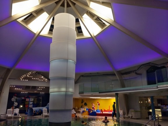 Medence tér többféle átvilágítós megoldással.