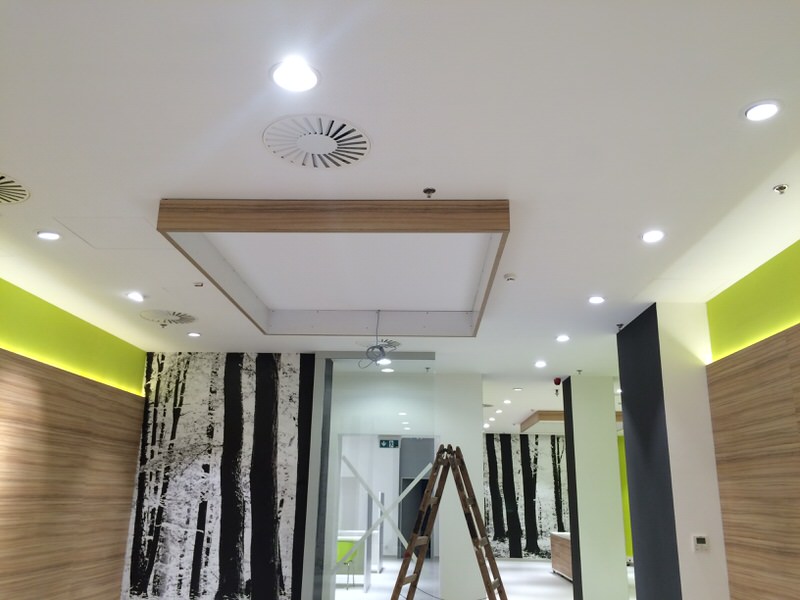 Mennyezetrõl leengedett átvilágító fóliás keret.