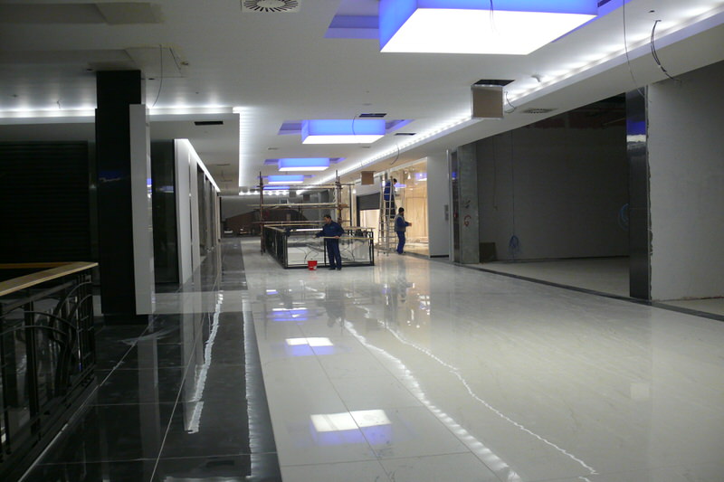 Áruházi belsõtér. Kellõ fényerõvel egy kis színes játékkal elegyítve.