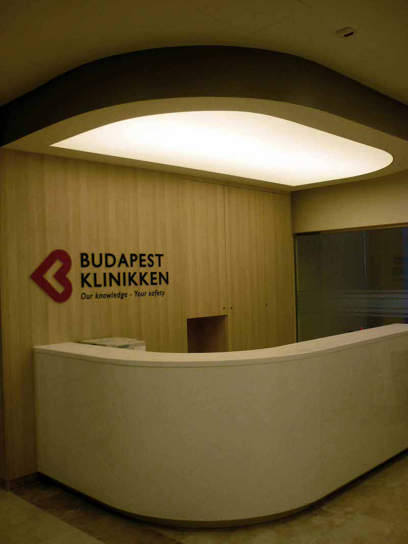 Recepciós pult megvilágítása követve a design vonalait.